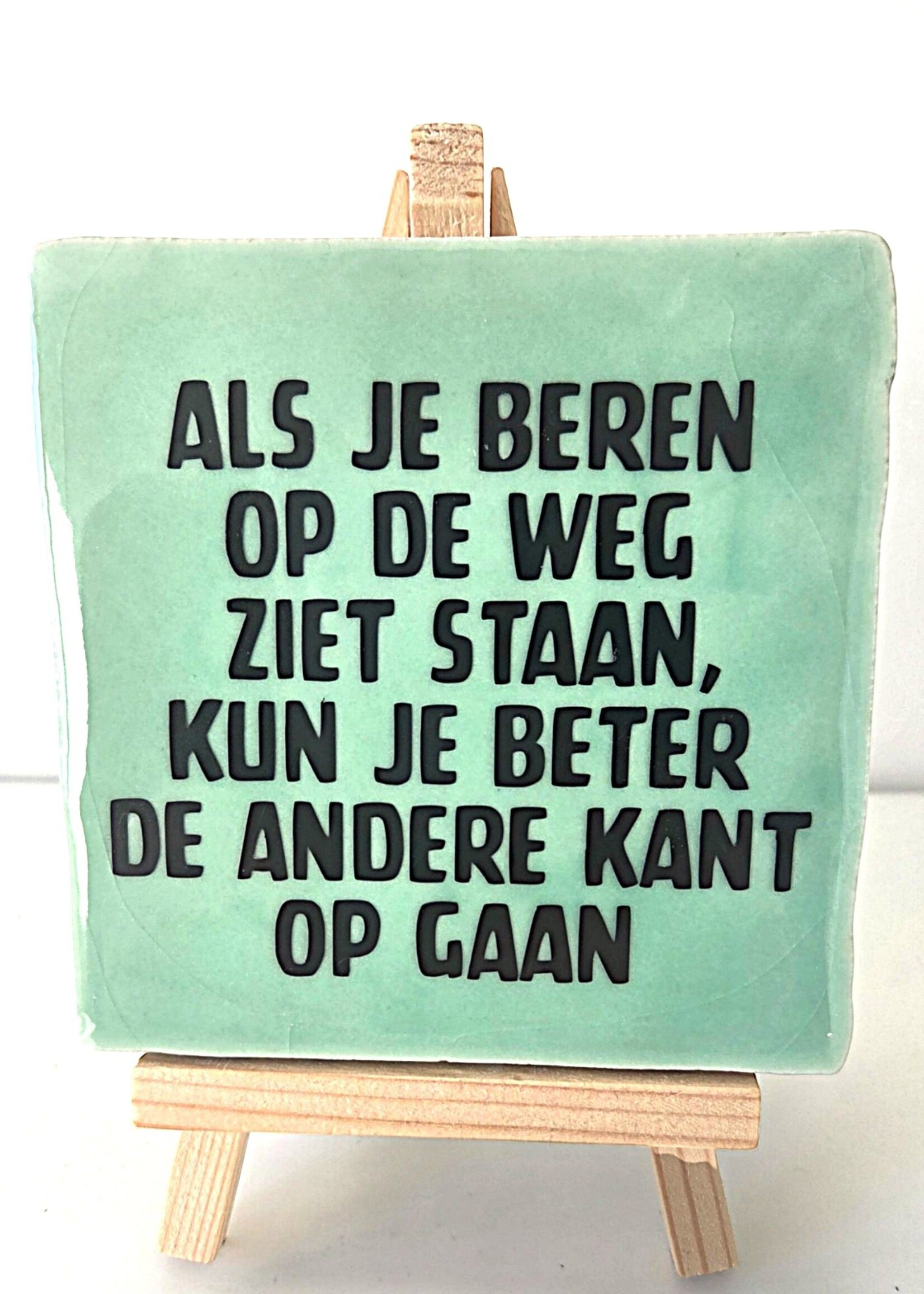 Tegel Quotes Tegel "Als je beren op de weg ziet staan, kun je beter de andere kant op gaan" – handgemaakt 10x10 cm