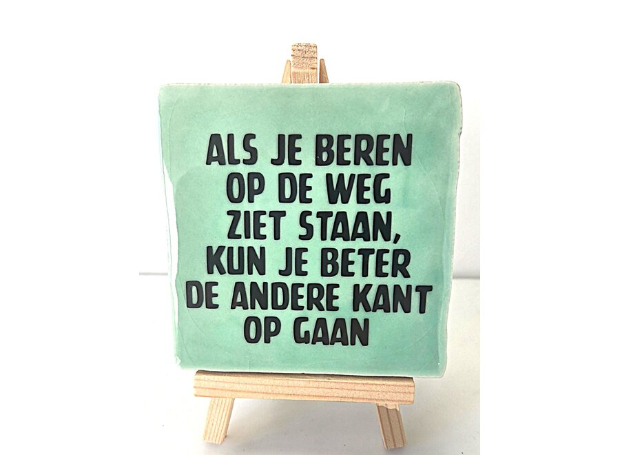 Tegel "Als je beren op de weg ziet staan, kun je beter de andere kant op gaan" – handgemaakt 10x10 cm