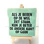Tegel "Als je beren op de weg ziet staan, kun je beter de andere kant op gaan" – handgemaakt 10x10 cm
