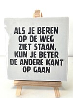 Tegel Quotes Als je beren op de weg ziet staan, kun je beter de andere kant op gaan- Grijs
