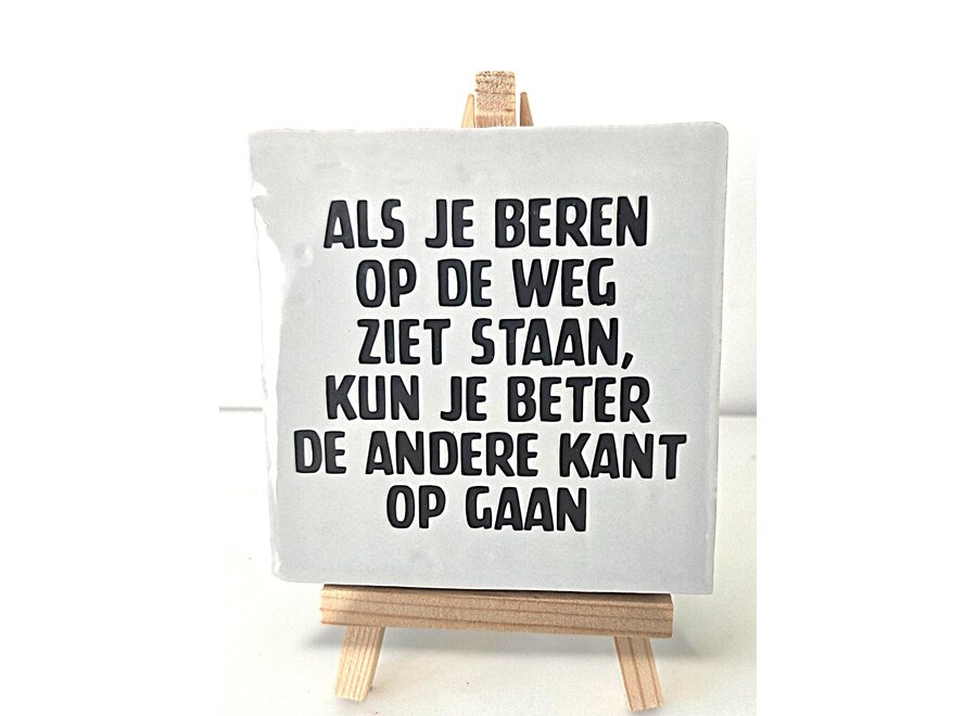 Tegel "Als je beren op de weg ziet staan, kun je beter de andere kant op gaan" – handgemaakt 10x10 cm