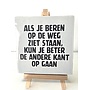 Tegel "Als je beren op de weg ziet staan, kun je beter de andere kant op gaan" – handgemaakt 10x10 cm