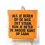 Tegel "Als je beren op de weg ziet staan, kun je beter de andere kant op gaan" – handgemaakt 10x10 cm