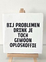 Tegel Quotes bij problemen drink je toch gewoon oploskoffie - wit