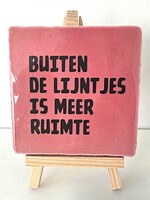 Tegel Quotes buiten de lijntjes is meer ruimte- roze