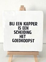 Tegel Quotes Bij een kapper is een scheiding het goedkoopst- wit