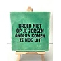 Tegel "Broed niet op je zorgen anders komen ze nog uit" – handgemaakt 10x10 cm
