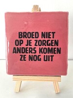 Tegel Quotes Broed niet op je zorgen anders komen ze nog uit - roze