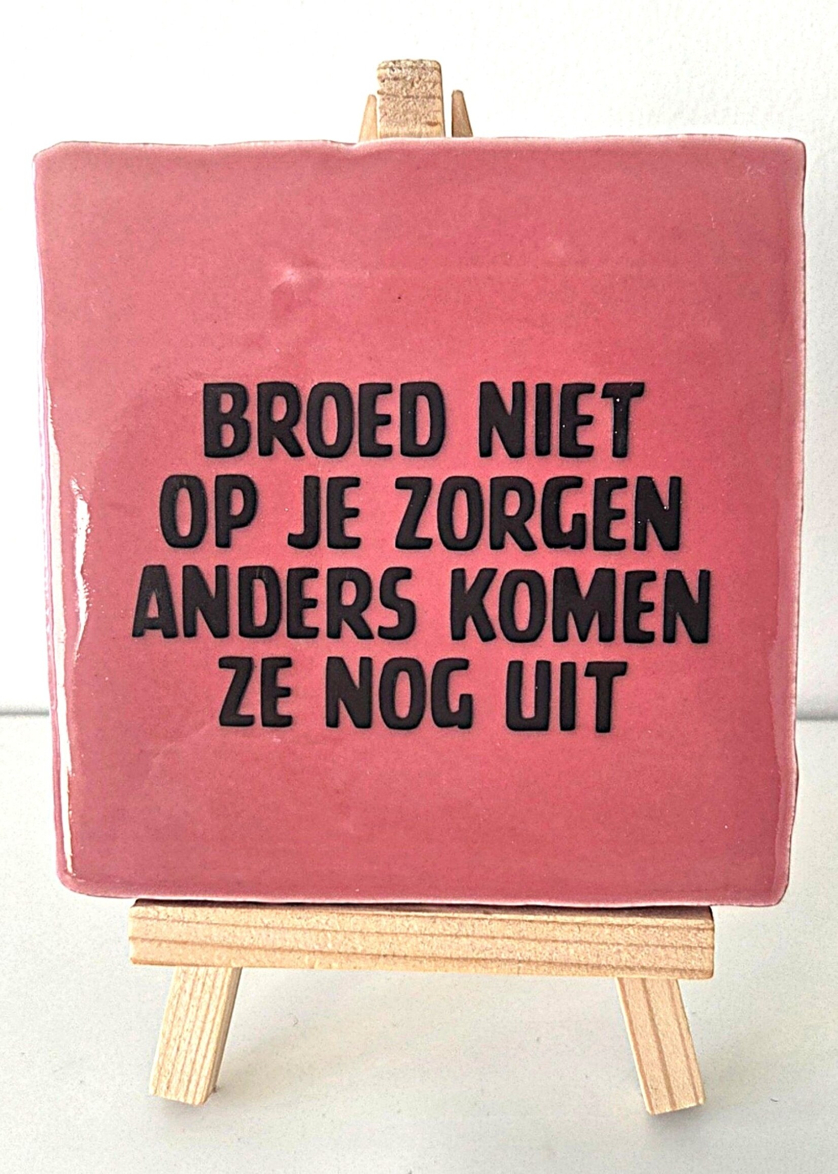 Tegel Quotes Tegel "Broed niet op je zorgen anders komen ze nog uit" – handgemaakt 10x10 cm