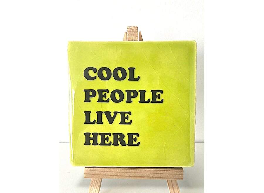 Tegel "cool people live here" – handgemaakt 10x10 cm