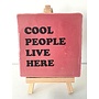 Tegel "cool people live here" – handgemaakt 10x10 cm