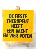 Tegel Quotes de beste therapeut heeft een vacht en vier poten - geel
