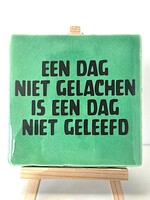 Tegel Quotes een dag niet gelachen is een dag niet geleefd-groen