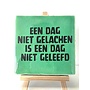 Tegel "een dag niet gelachen is een dag niet geleefd" – handgemaakt 10x10 cm