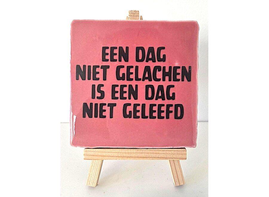 Tegel "een dag niet gelachen is een dag niet geleefd" – handgemaakt 10x10 cm