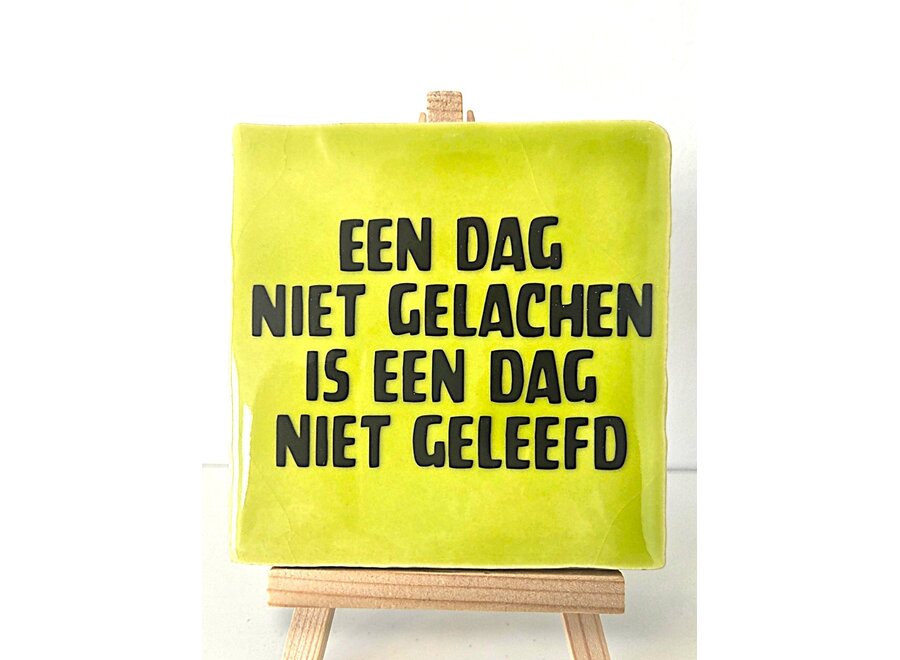 Tegel "een dag niet gelachen is een dag niet geleefd" – handgemaakt 10x10 cm
