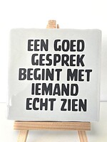 Tegel Quotes een goed gesprek begint met iemand echt zien - grijs