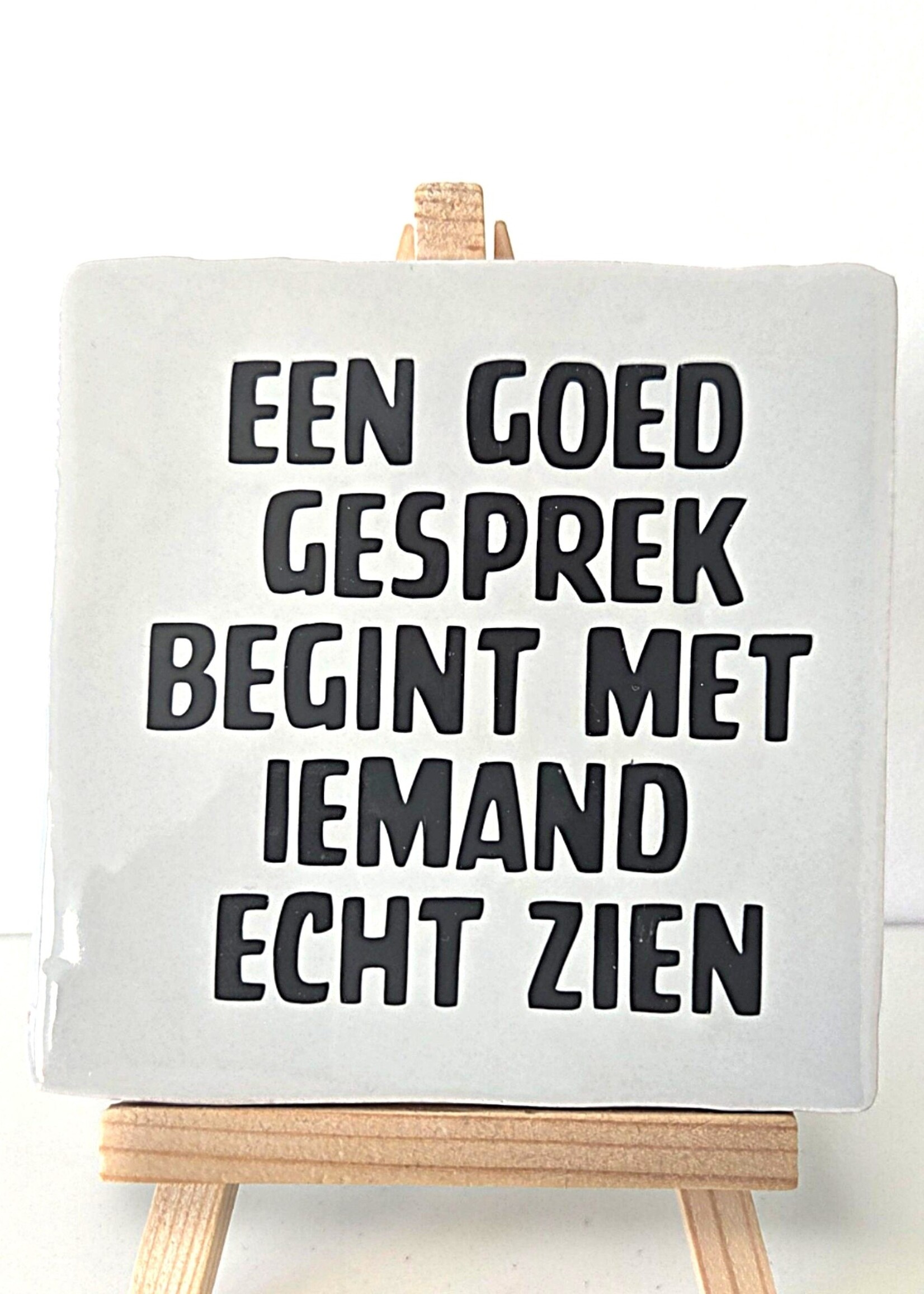 Tegel Quotes Tegel "een goed gesprek begint met iemand echt zien" – handgemaakt 10x10 cm