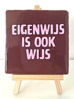 Tegel Quotes eigenwijs is ook wijs - bordeaux