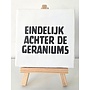 Tegel "eindelijk achter de geraniums" – handgemaakt 10x10 cm
