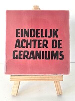 Tegel Quotes eindelijk achter de geraniums - roze