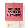 Tegel "eindelijk achter de geraniums" – handgemaakt 10x10 cm
