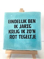 Tegel Quotes eindelijk ben ik jarig, krijg ik zo'n rot tegeltje - blauw