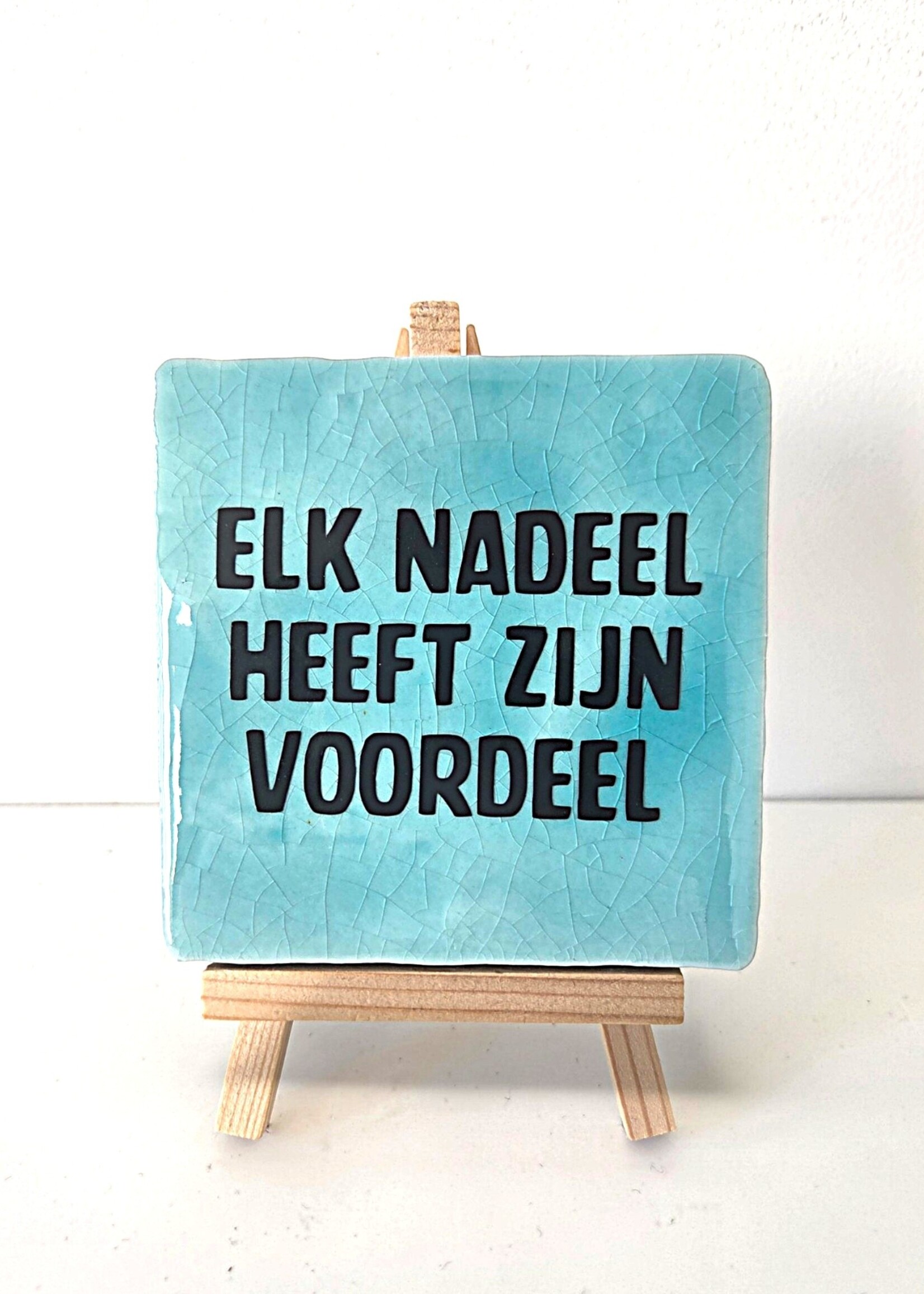 Tegel Quotes Tegel "elk nadeel heeft zijn voordeel" – handgemaakt 10x10 cm