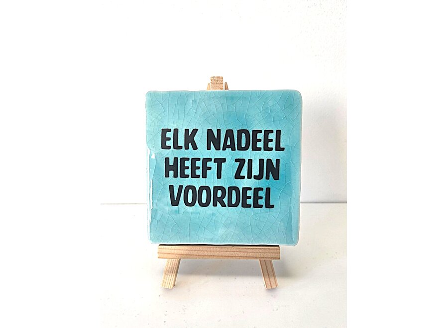 Tegel "elk nadeel heeft zijn voordeel" – handgemaakt 10x10 cm