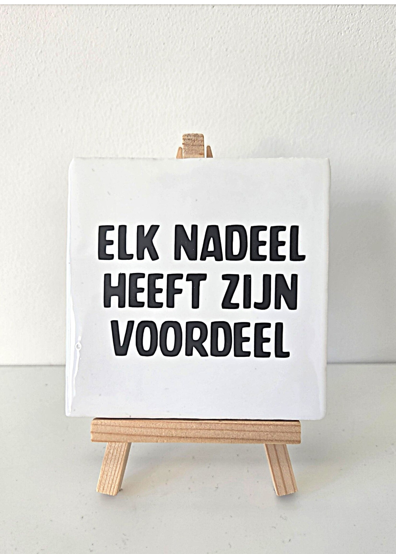 Tegel Quotes Tegel "elk nadeel heeft zijn voordeel" – handgemaakt 10x10 cm