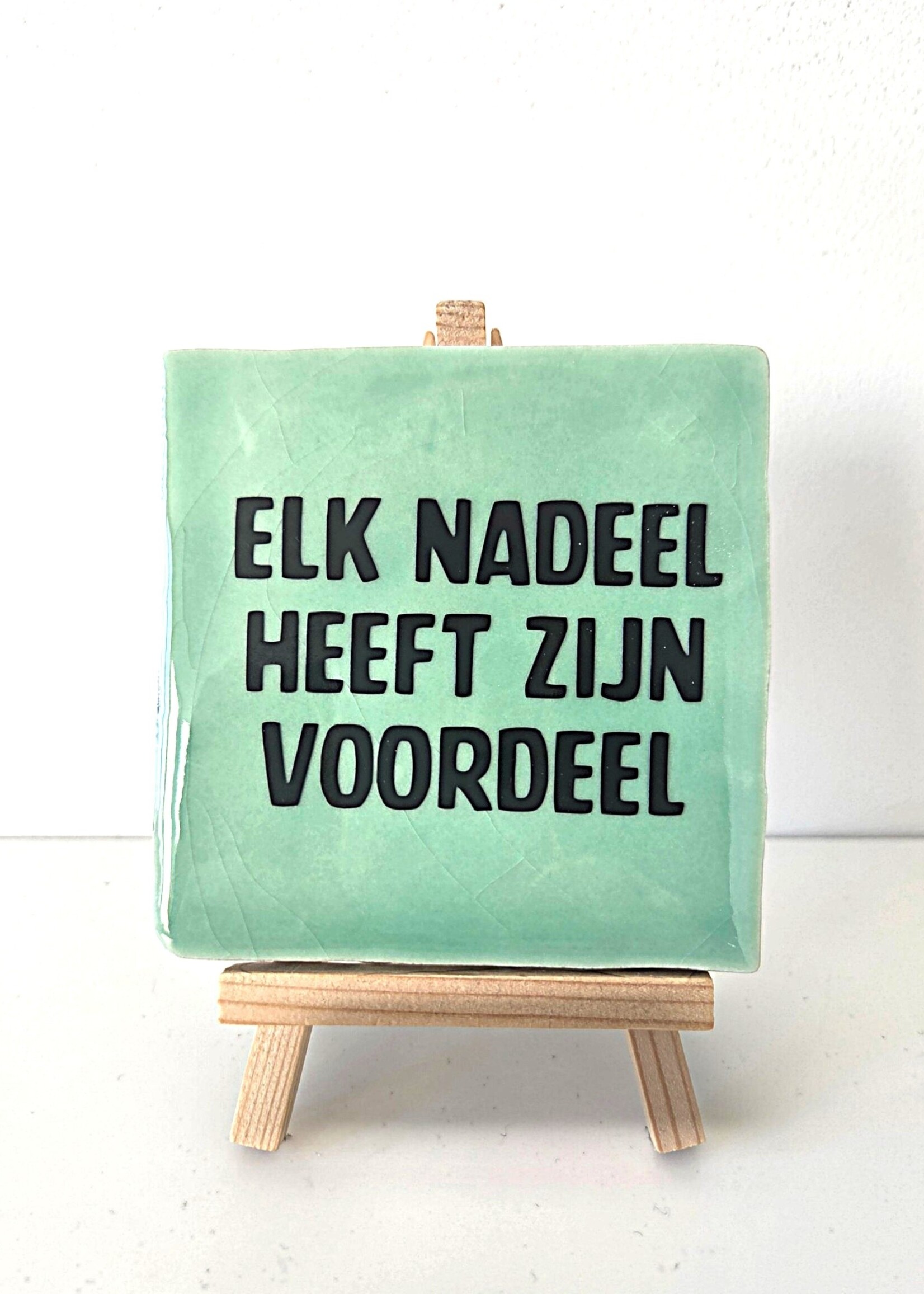 Tegel Quotes Tegel "elk nadeel heeft zijn voordeel" – handgemaakt 10x10 cm