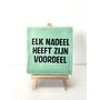 Tegel "elk nadeel heeft zijn voordeel" – handgemaakt 10x10 cm