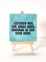 Tegel Quotes gister nog een jonge roos, vandaag al een oude doos - blauw