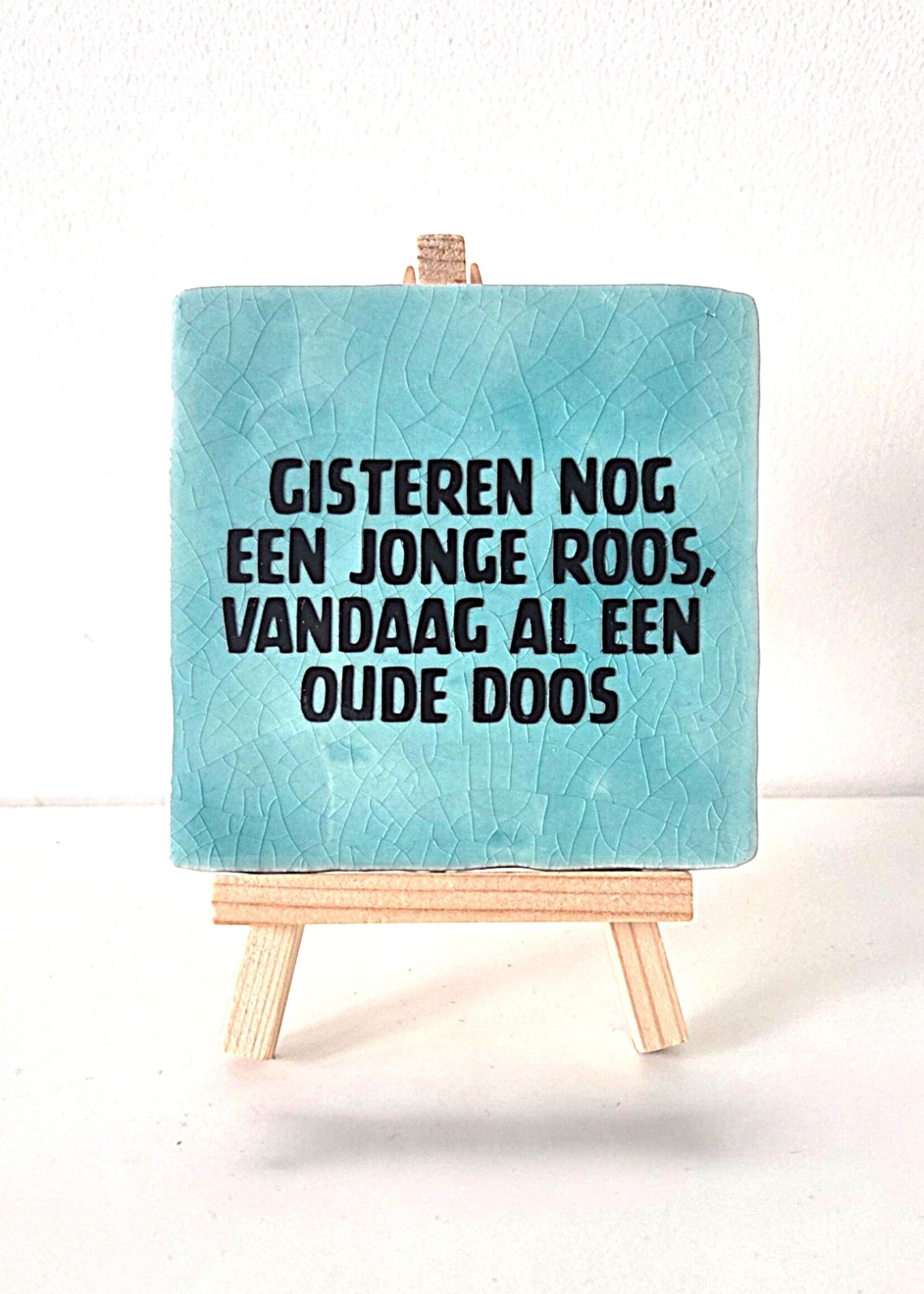 Tegel Quotes Tegel "gister nog een jonge roos, vandaag al een oude doos" – handgemaakt 10x10 cm