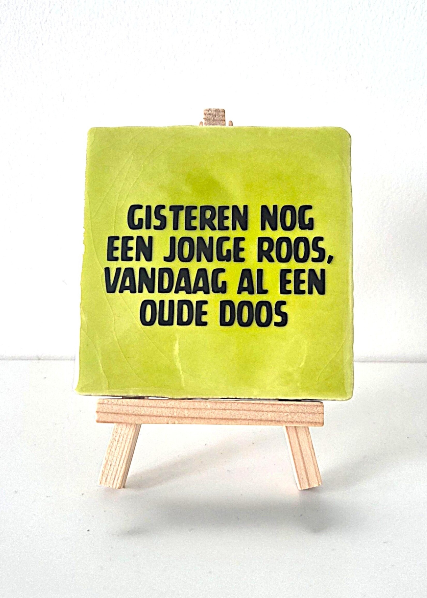 Tegel Quotes Tegel "gister nog een jonge roos, vandaag al een oude doos" – handgemaakt 10x10 cm