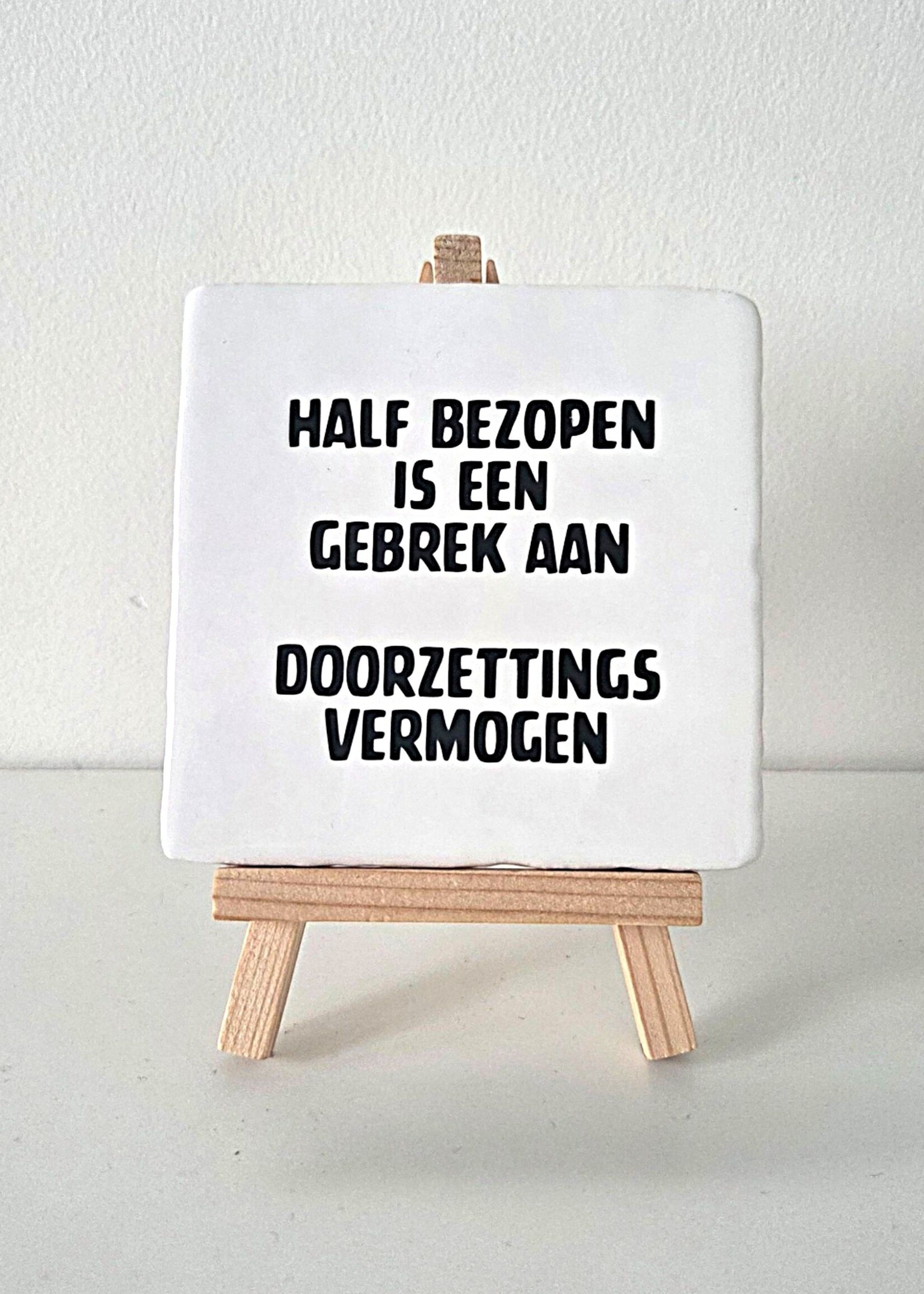 Tegel Quotes Tegel "half bezopen is een gebrek aan doorzettingsvermogen" – handgemaakt 10x10 cm