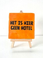 Tegel Quotes het is hier geen hotel -oranje