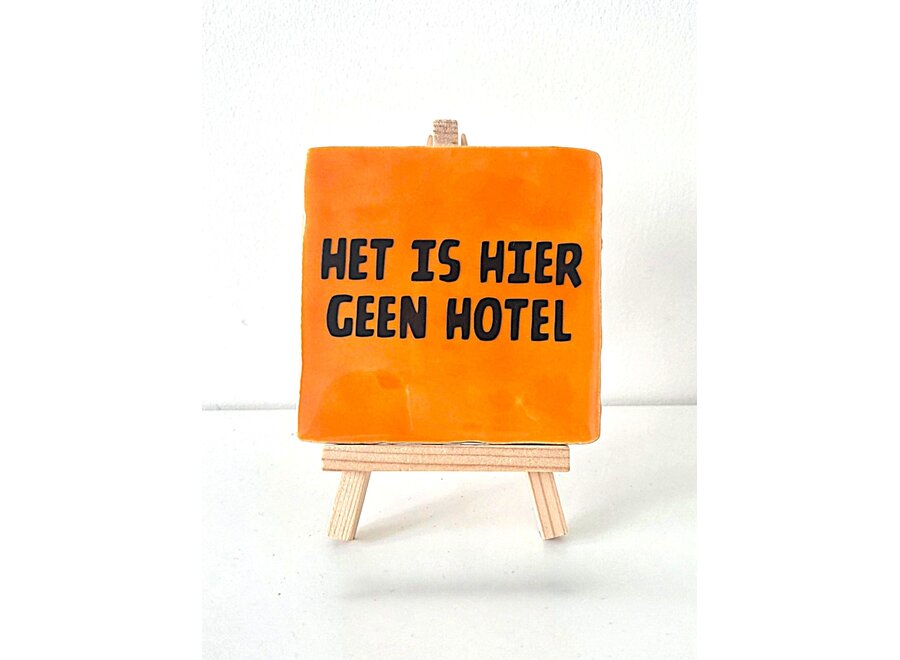Tegel "het is hier geen hotel" – handgemaakt 10x10 cm
