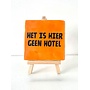 Tegel "het is hier geen hotel" – handgemaakt 10x10 cm
