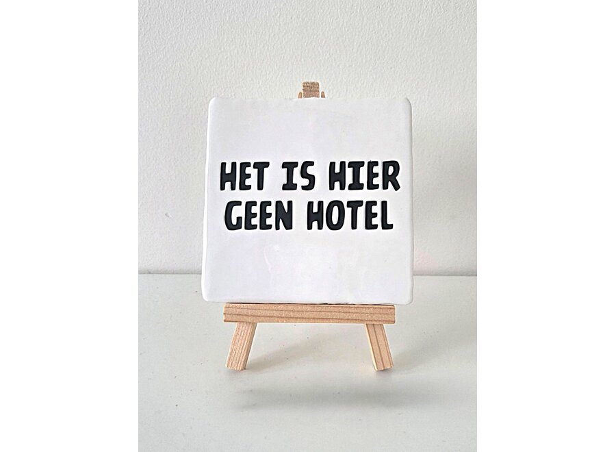 Tegel "het is hier geen hotel" – handgemaakt 10x10 cm