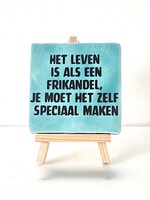 Tegel Quotes het leven is als een frikandel, te moet het zelf speciaal maken - blauw