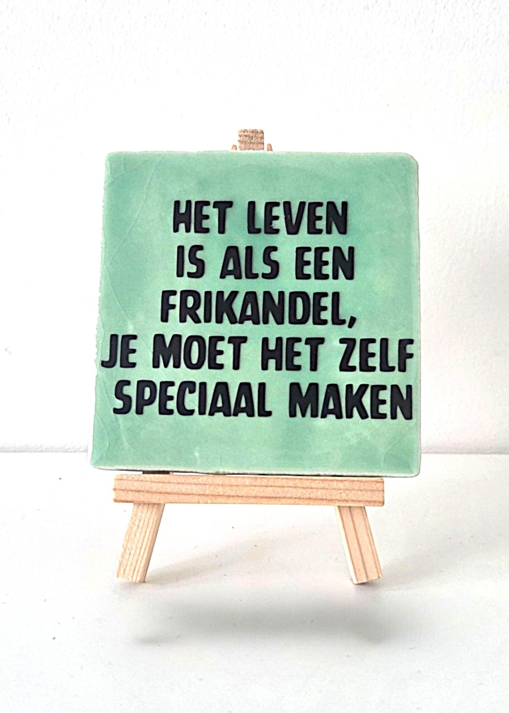 Tegel Quotes Tegel "het leven is als een frikandel, te moet het zelf speciaal maken" – handgemaakt 10x10 cm