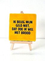 Tegel Quotes ik beleg mijn geld niet, dat doe ik wel met brood - geel