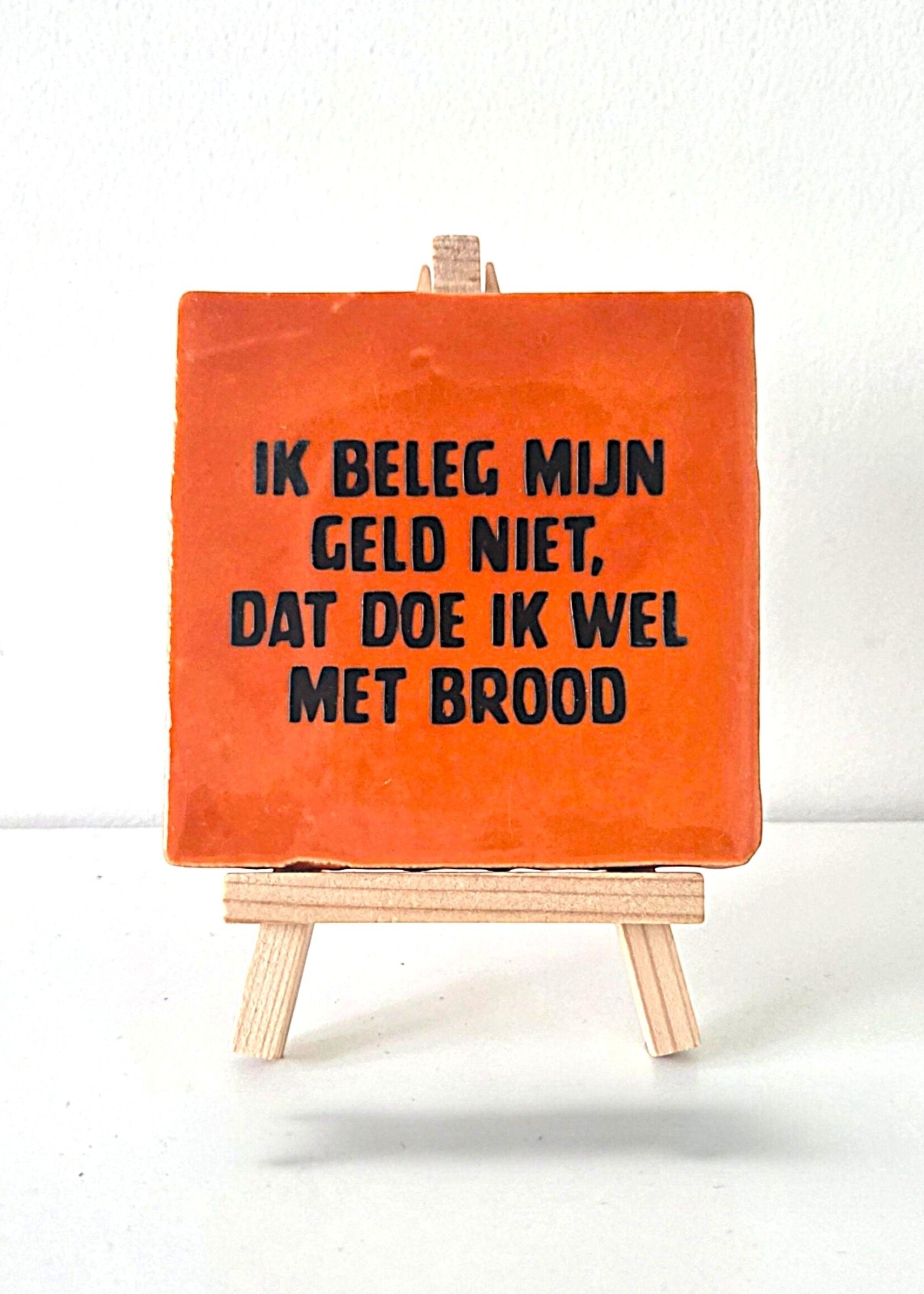Tegel Quotes Tegel "ik beleg mijn geld niet, dat doe ik wel met brood" – handgemaakt 10x10 cm