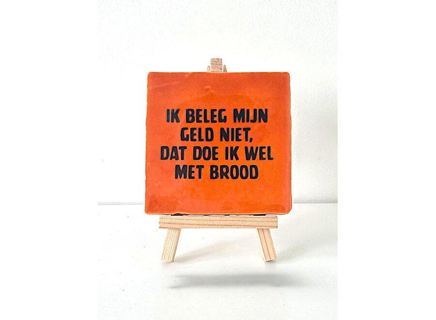 Tegel "ik beleg mijn geld niet, dat doe ik wel met brood" – handgemaakt 10x10 cm