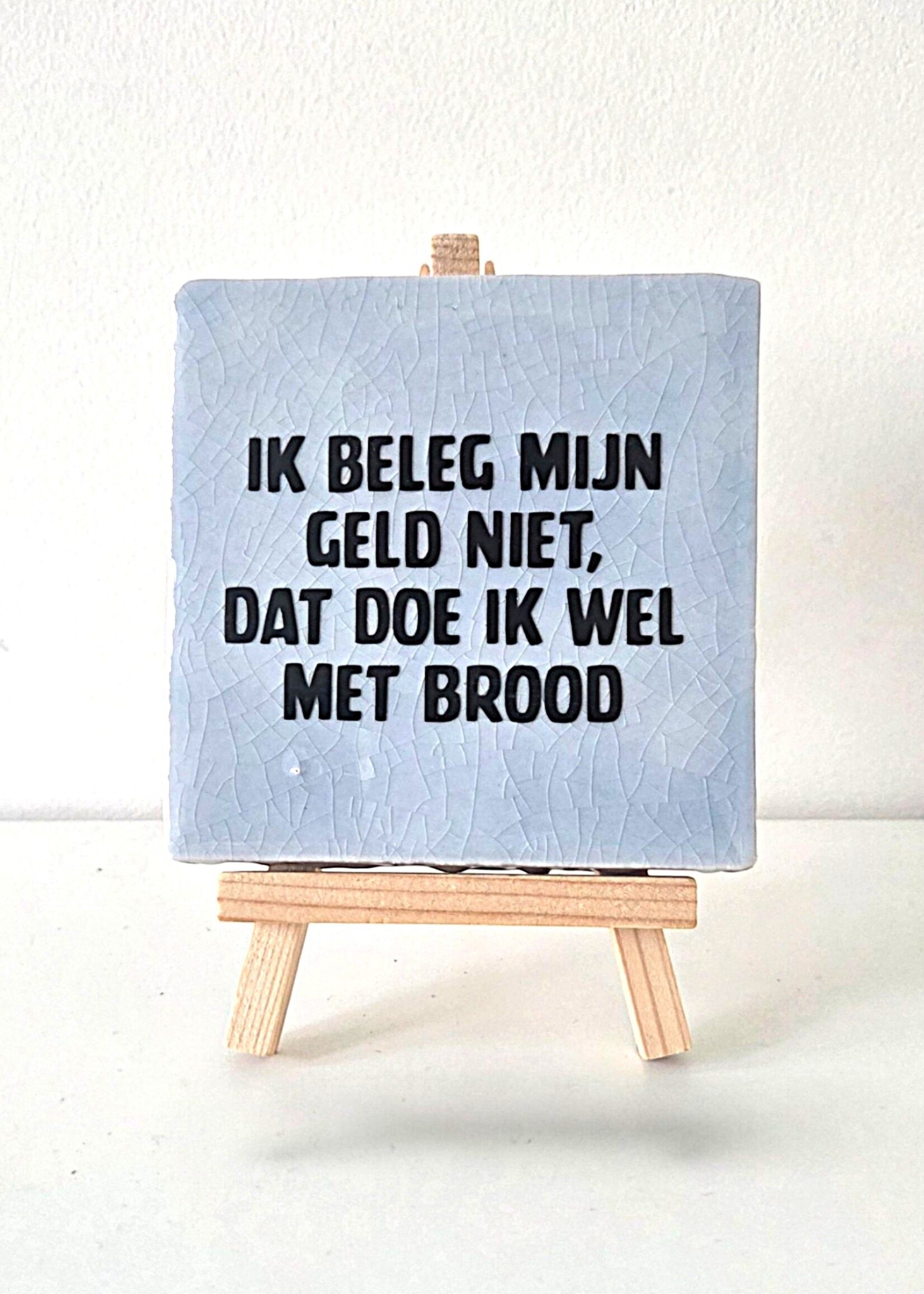 Tegel Quotes Tegel "ik beleg mijn geld niet, dat doe ik wel met brood" – handgemaakt 10x10 cm