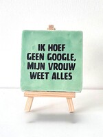 Tegel Quotes ik hoef geen google, mij vrouw weet alles -groen