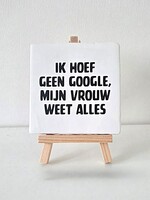 Tegel Quotes ik hoef geen google, mij vrouw weet alles -wit