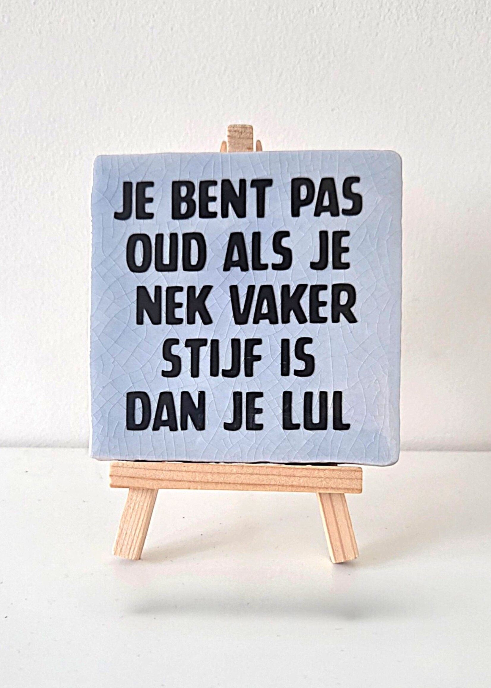 Tegel Quotes Tegel "Je bent pas oud als je nek vaker stijf is dan je lul" – handgemaakt 10x10 cm