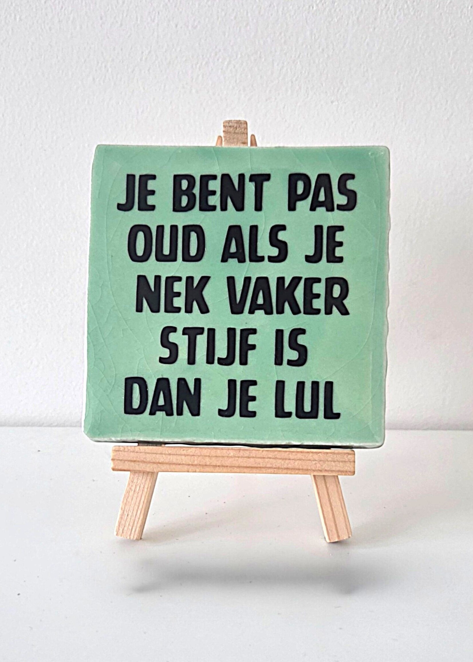 Tegel Quotes Tegel "Je bent pas oud als je nek vaker stijf is dan je lul" – handgemaakt 10x10 cm